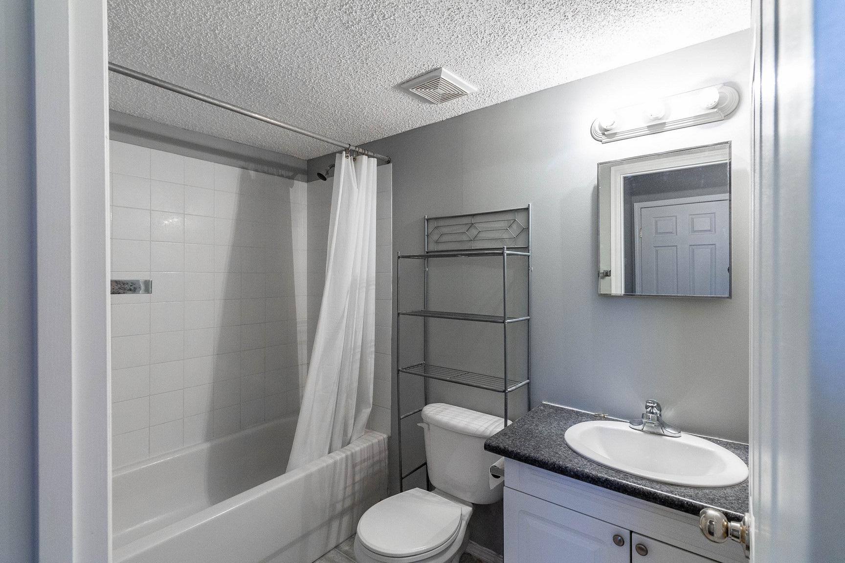 Spacious 3-Bedroom Suite in Okotoks – Bright, Comfortable Living on Oak Ave - Photo 10