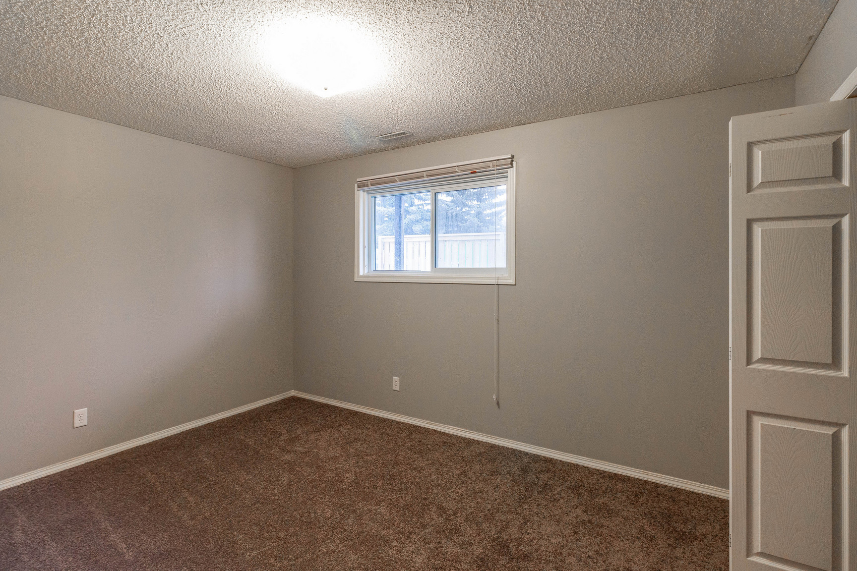 Spacious 3-Bedroom Suite in Okotoks – Bright, Comfortable Living on Oak Ave - Photo 11