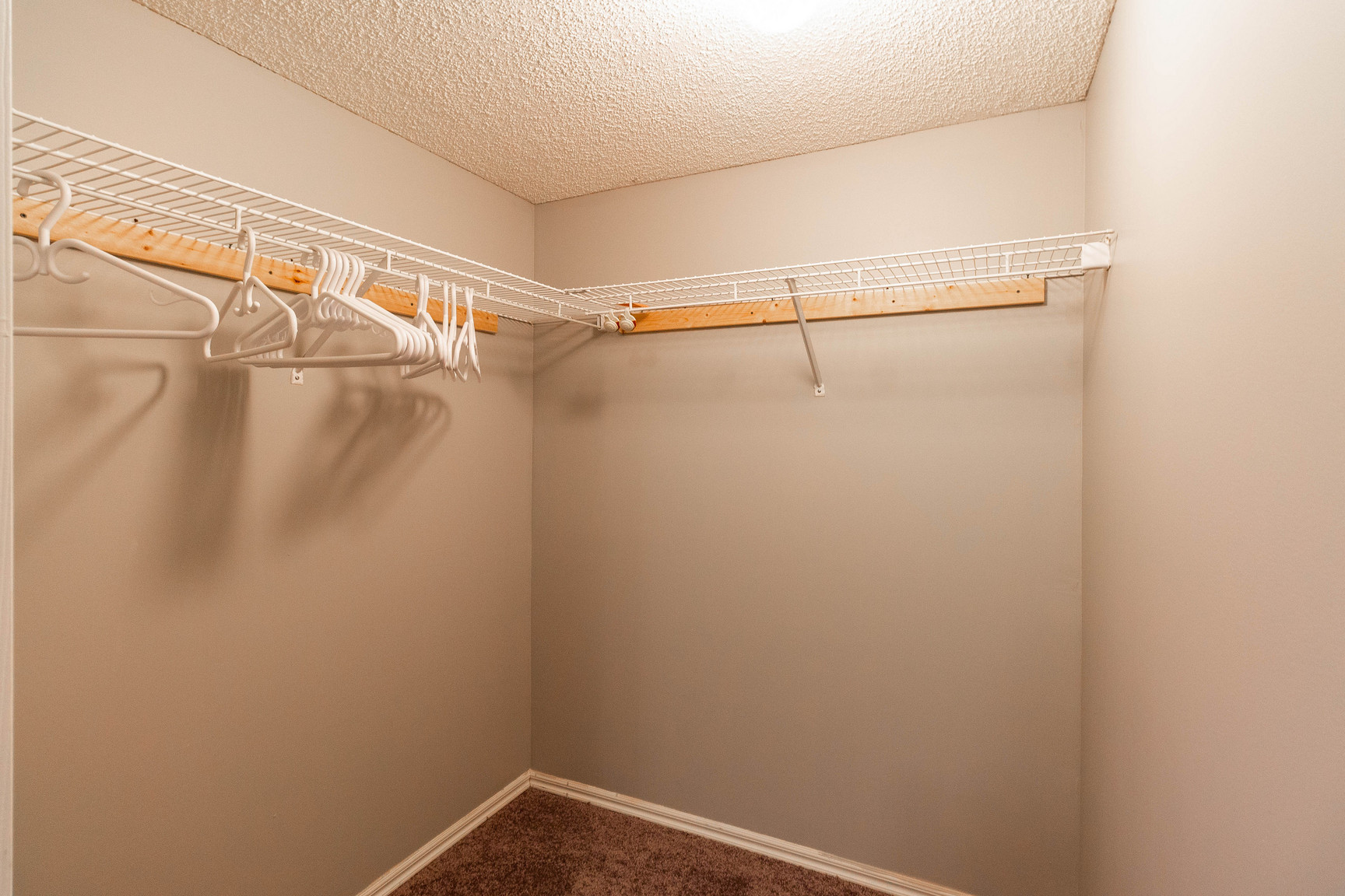 Spacious 3-Bedroom Suite in Okotoks – Bright, Comfortable Living on Oak Ave - Photo 13