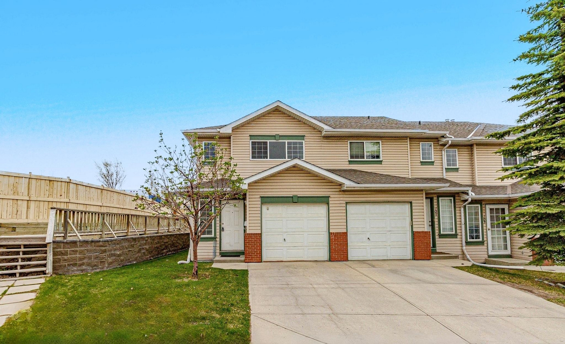 Stunning 2 Bedroom + Den Townhouse w/ Single Car Garage in Country Hills! 