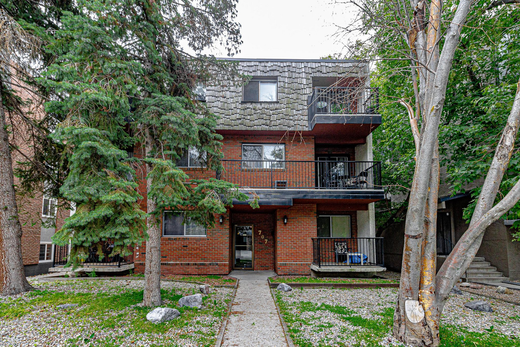 NEW LUXURY FLOORING! Sunnyside 2 Bedroom w/ Spacious Layout & the Best Location!   - Photo 4