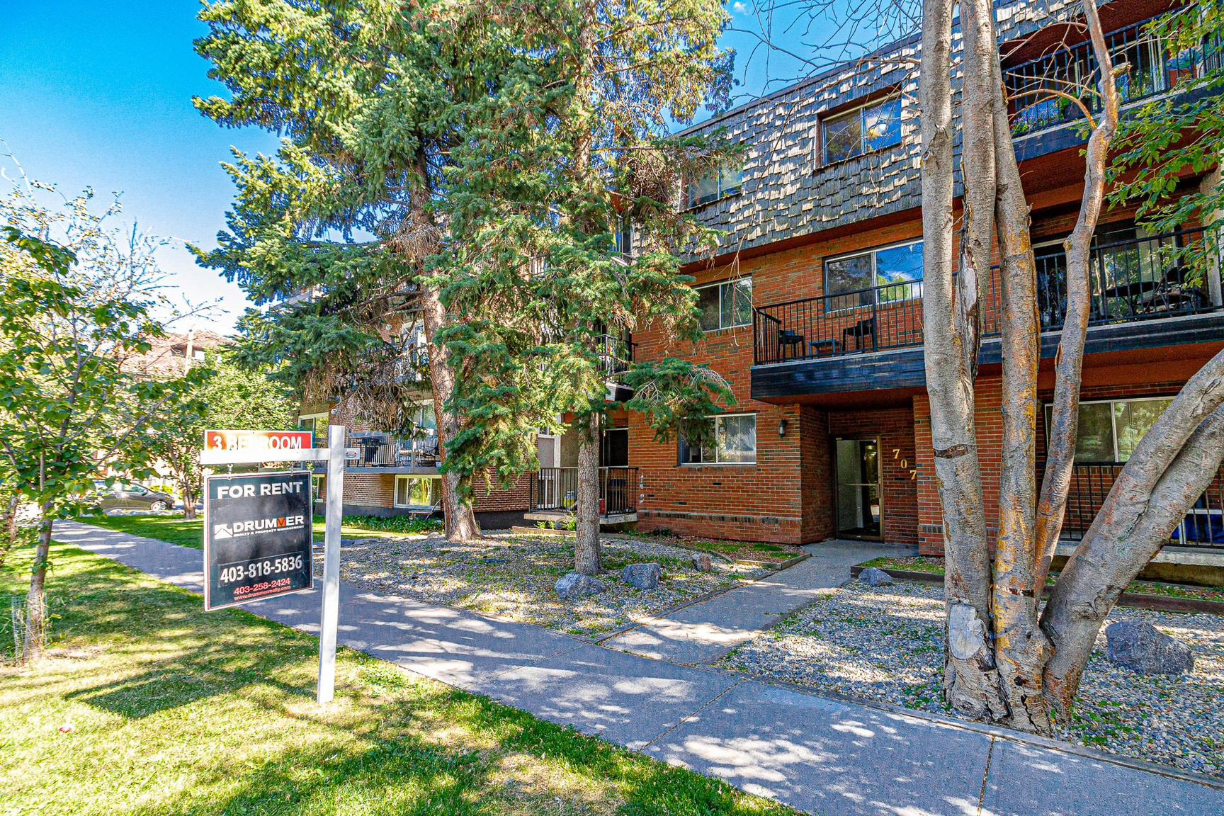 NEW LUXURY FLOORING! Sunnyside 2 Bedroom w/ Spacious Layout & the Best Location!  