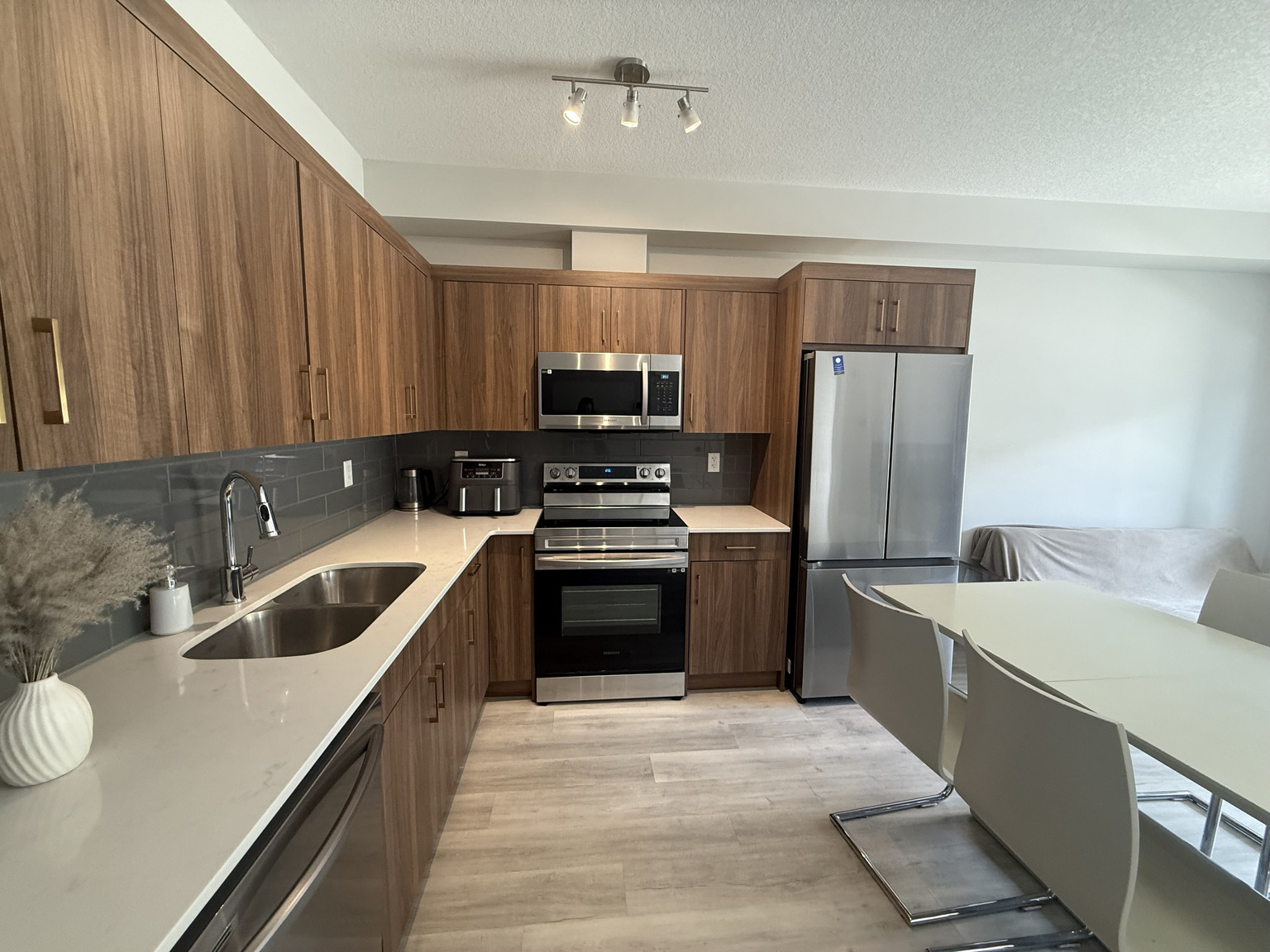Beautiful Main Floor Condo | 2 Bedrooms + 1 Bath | Bright & Inviting Living Space - Photo 10