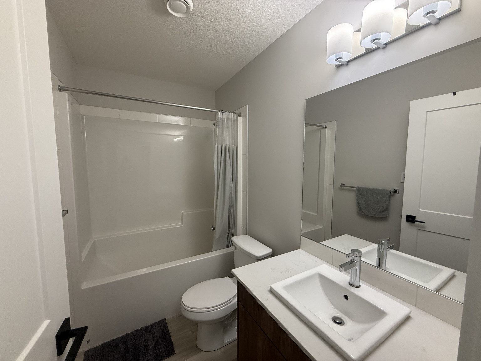 Beautiful Main Floor Condo | 2 Bedrooms + 1 Bath | Bright & Inviting Living Space - Photo 8
