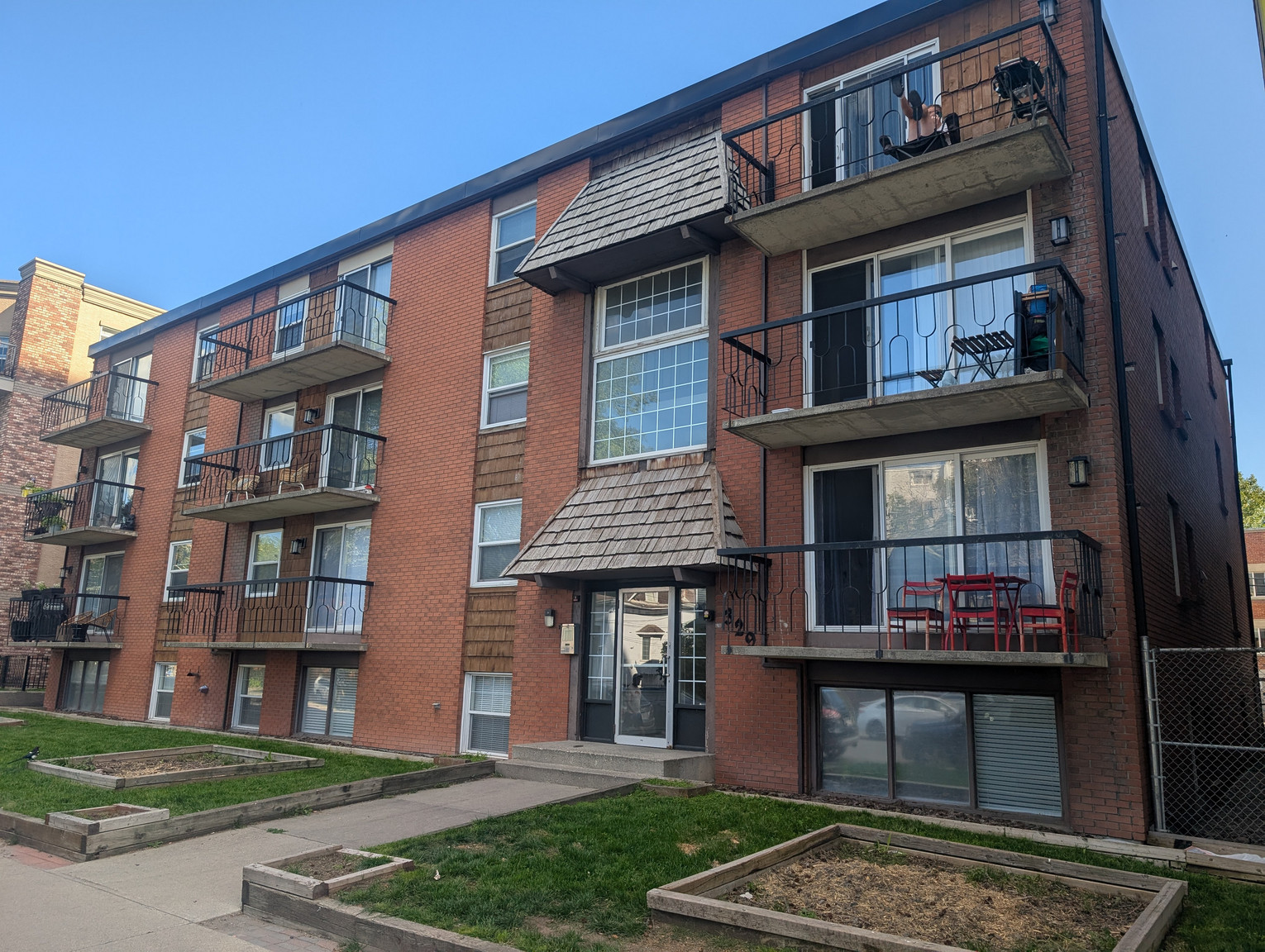 RENOVATED/TOP-FLOOR, 1 bed/1 bath apartment in MISSION!!