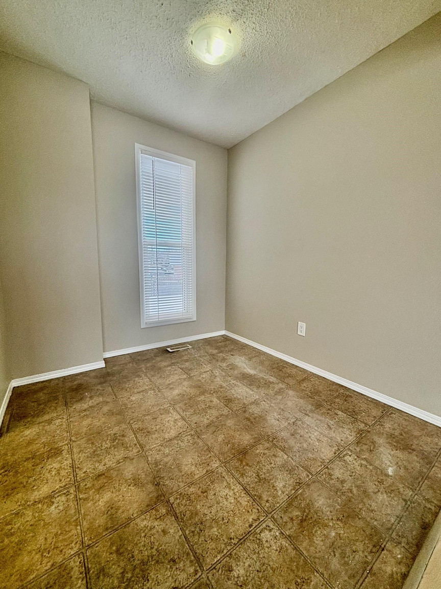 Spacious 2 Bedroom + 2 Bathroom Home in Desirable Bowness - Photo 2