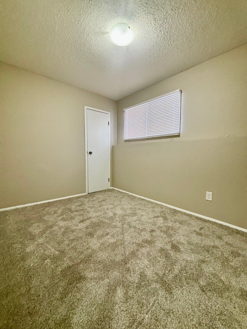 Spacious 2 Bedroom + 2 Bathroom Home in Desirable Bowness - Photo 9