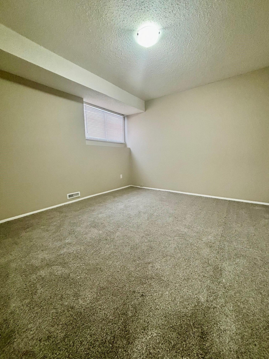 Spacious 2 Bedroom + 2 Bathroom Home in Desirable Bowness - Photo 10