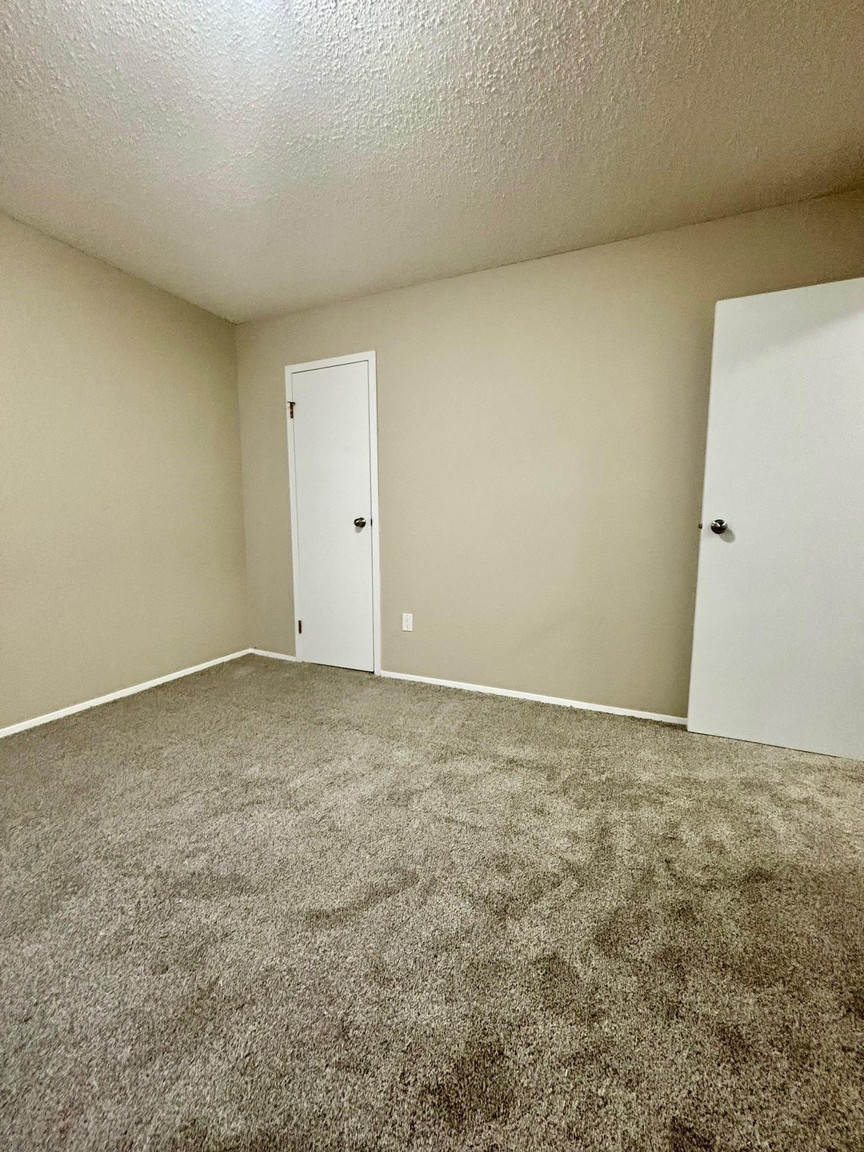 Spacious 2 Bedroom + 2 Bathroom Home in Desirable Bowness - Photo 11