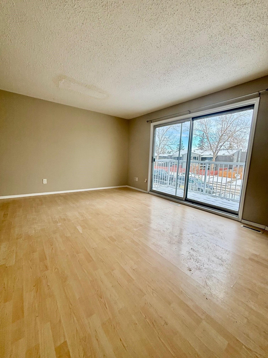 Spacious 2 Bedroom + 2 Bathroom Home in Desirable Bowness - Photo 6