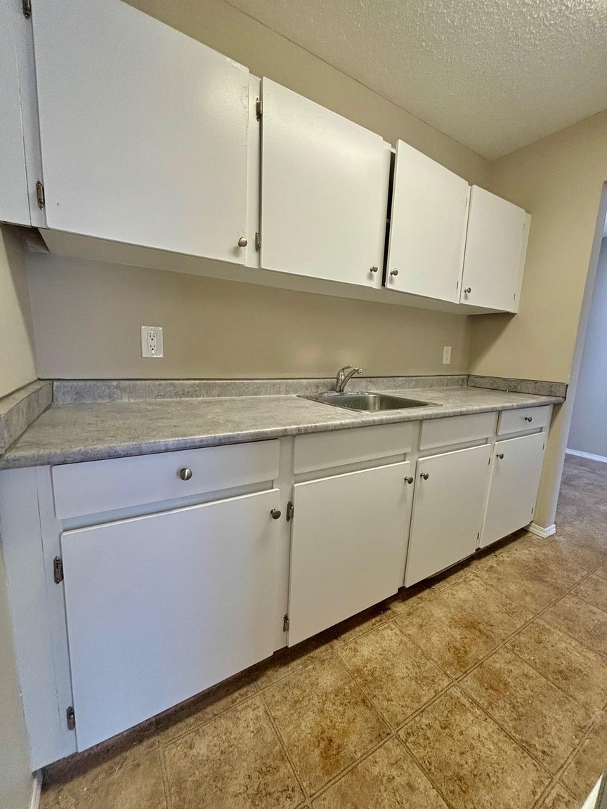 Spacious 2 Bedroom + 2 Bathroom Home in Desirable Bowness - Photo 5