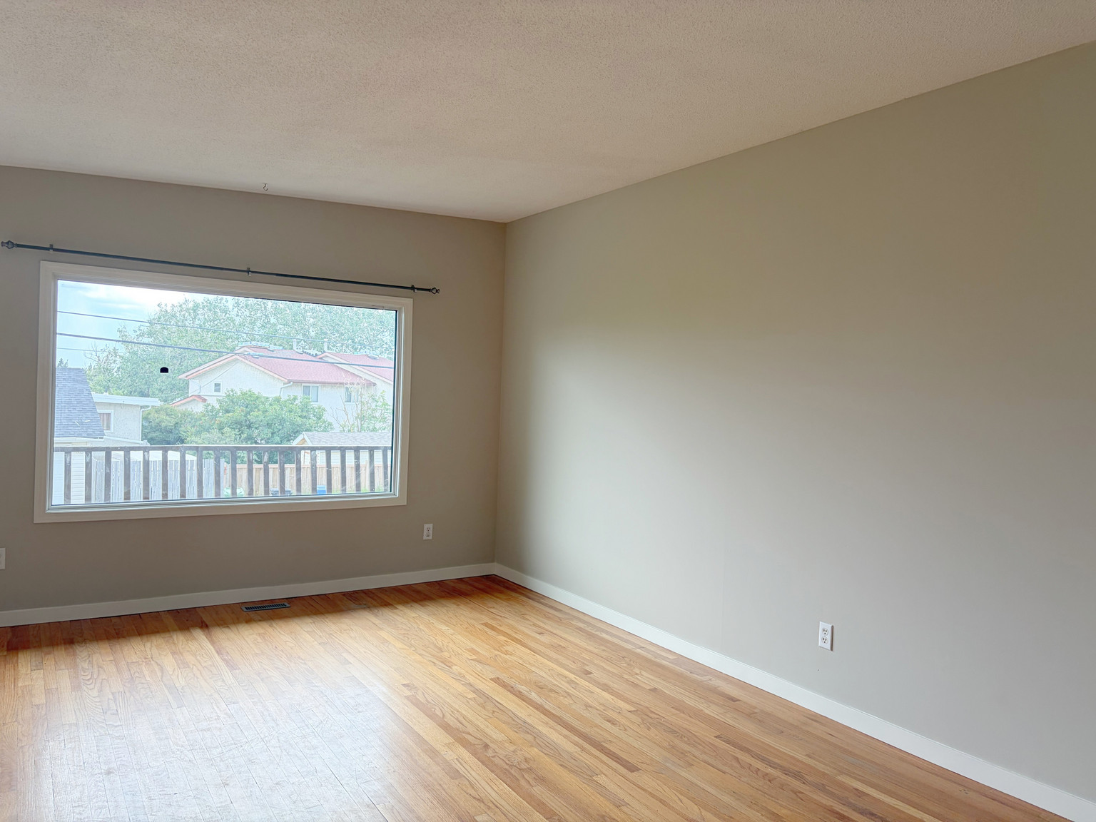 BRIGHT & UPDATED 4 Bed + 2 Bath w/ Rec Room in North Haven NW!  - Photo 4