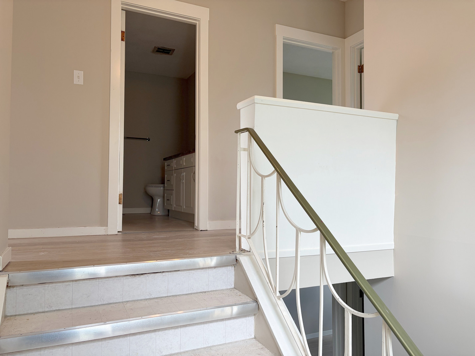 BRIGHT & UPDATED 4 Bed + 2 Bath w/ Rec Room in North Haven NW!  - Photo 2