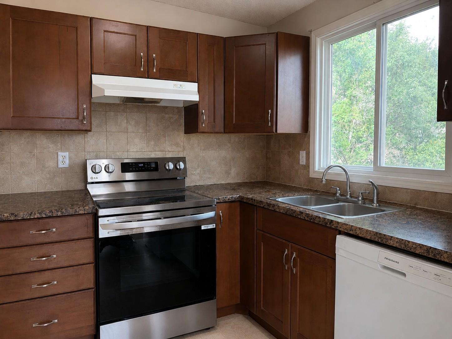 BRIGHT & UPDATED 4 Bed + 2 Bath w/ Rec Room in North Haven NW!  - Photo 6
