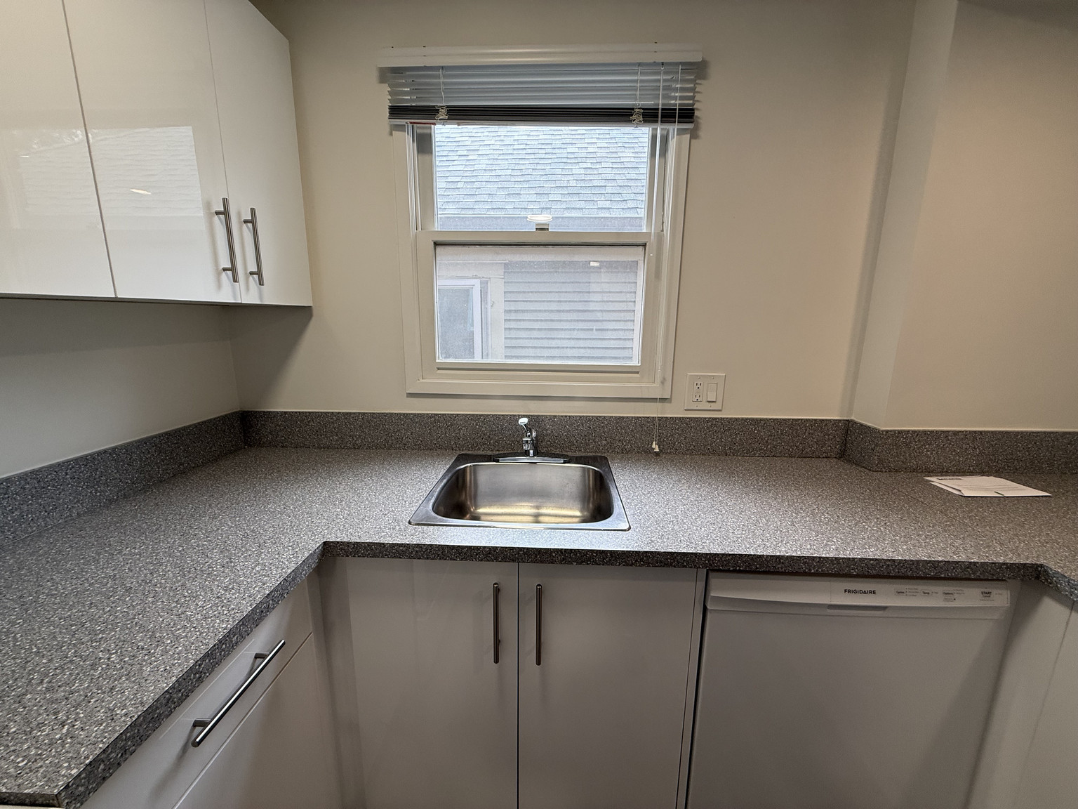 Bright & Charming 1 Bed + 1 Bath Apartment in the Heart of Mission! - Photo 11