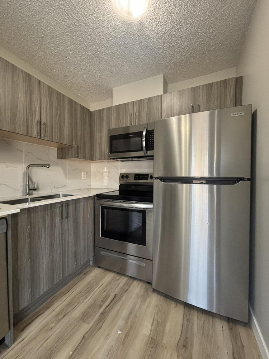 BRIGHT  & BEAUTIFUL 1 Bed, 1 Bath in Trendy Bankview! - Photo 6