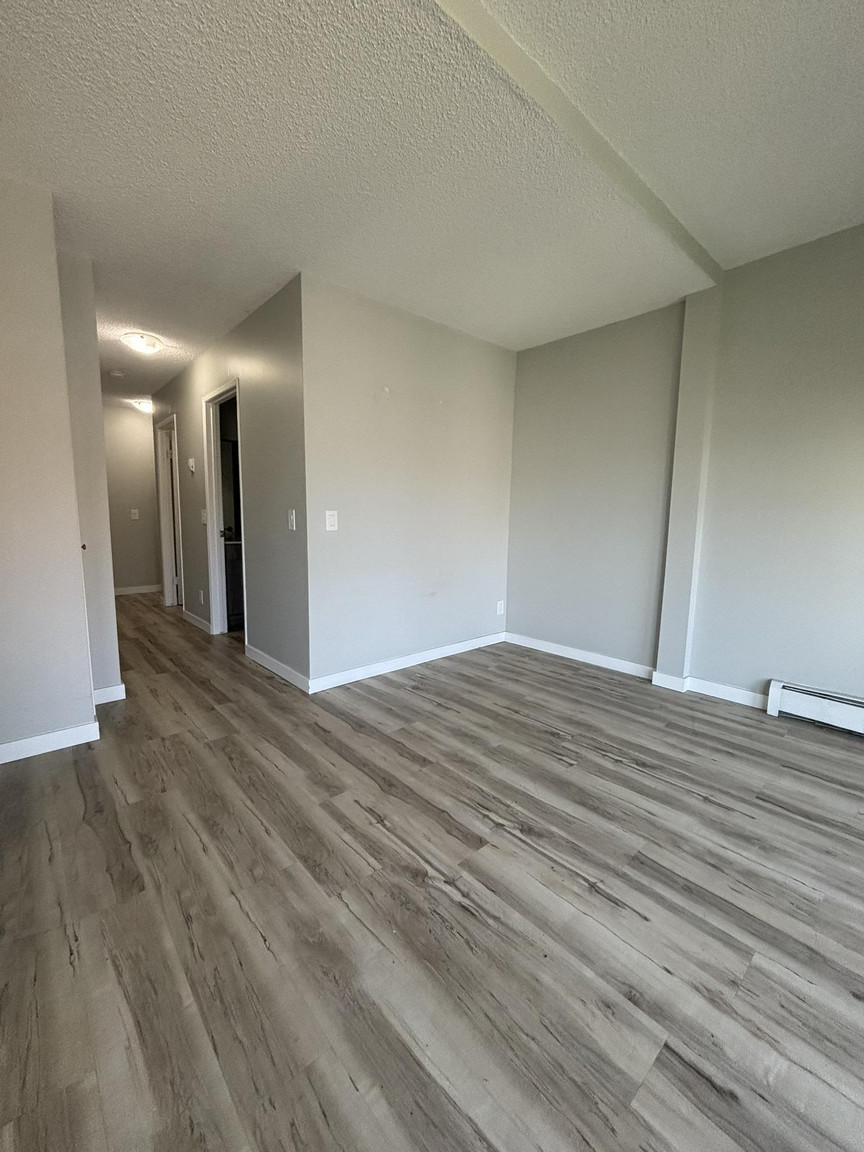 BRIGHT  & BEAUTIFUL 1 Bed, 1 Bath in Trendy Bankview! - Photo 8
