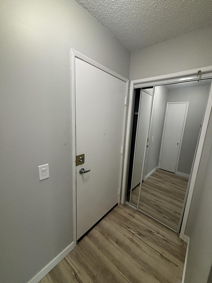 BRIGHT  & BEAUTIFUL 1 Bed, 1 Bath in Trendy Bankview! - Photo 2