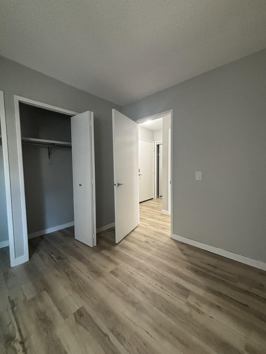 BRIGHT  & BEAUTIFUL 1 Bed, 1 Bath in Trendy Bankview! - Photo 12
