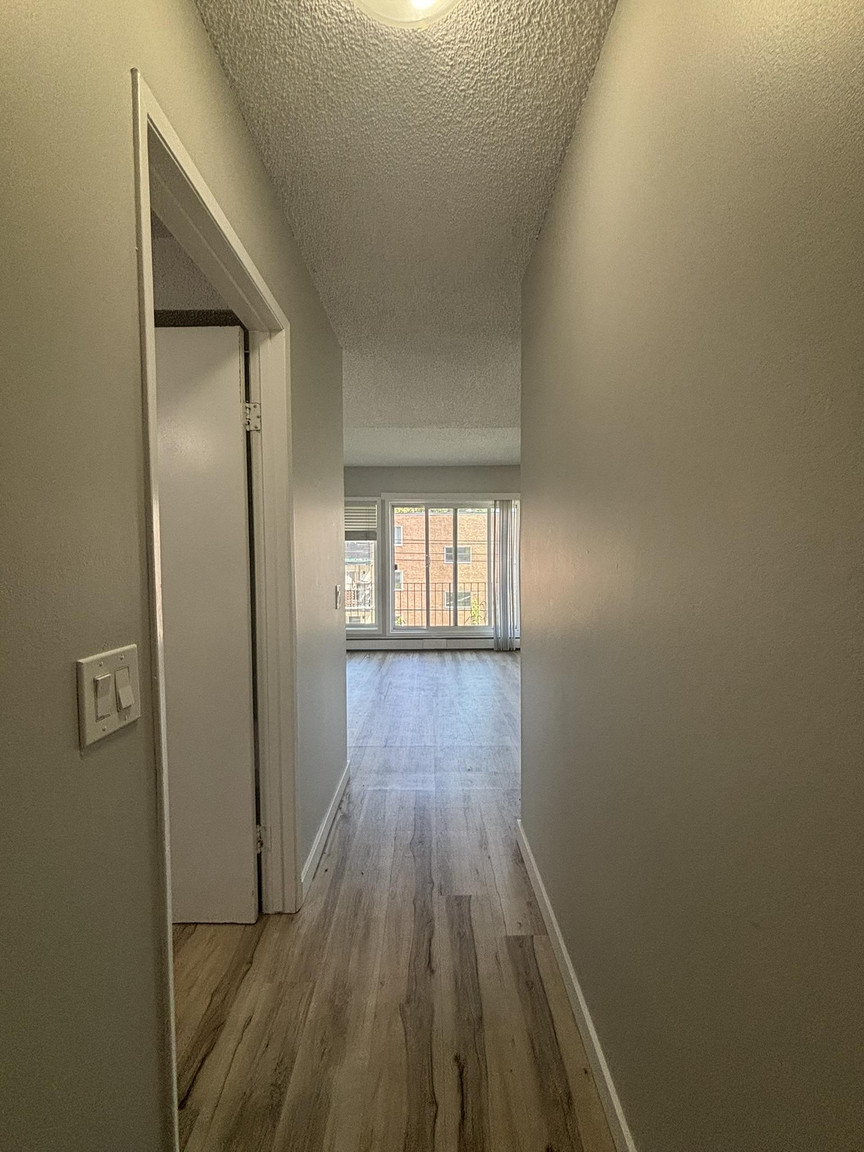 BRIGHT  & BEAUTIFUL 1 Bed, 1 Bath in Trendy Bankview! - Photo 3
