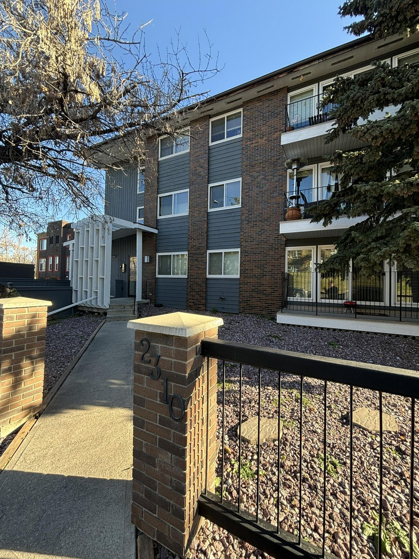 BRIGHT  & BEAUTIFUL 1 Bed, 1 Bath in Trendy Bankview!