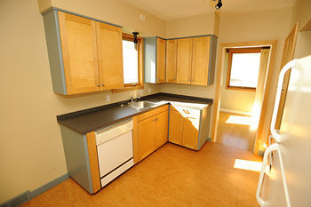 Beautiful Two Bedroom Main Floor - Photo 16