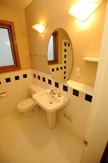 Beautiful Two Bedroom Main Floor - Photo 26