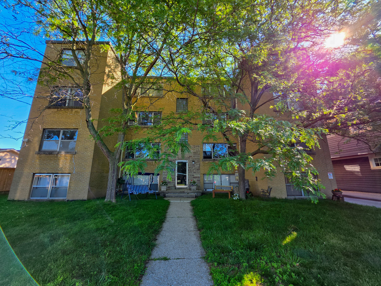 Snow Manor Apartments, Oakvile