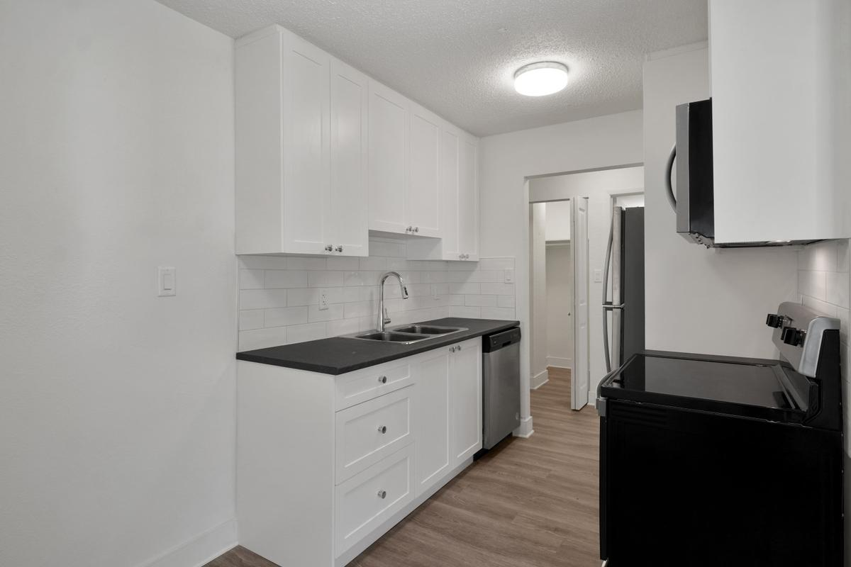 Parkside Manor - Photo 16