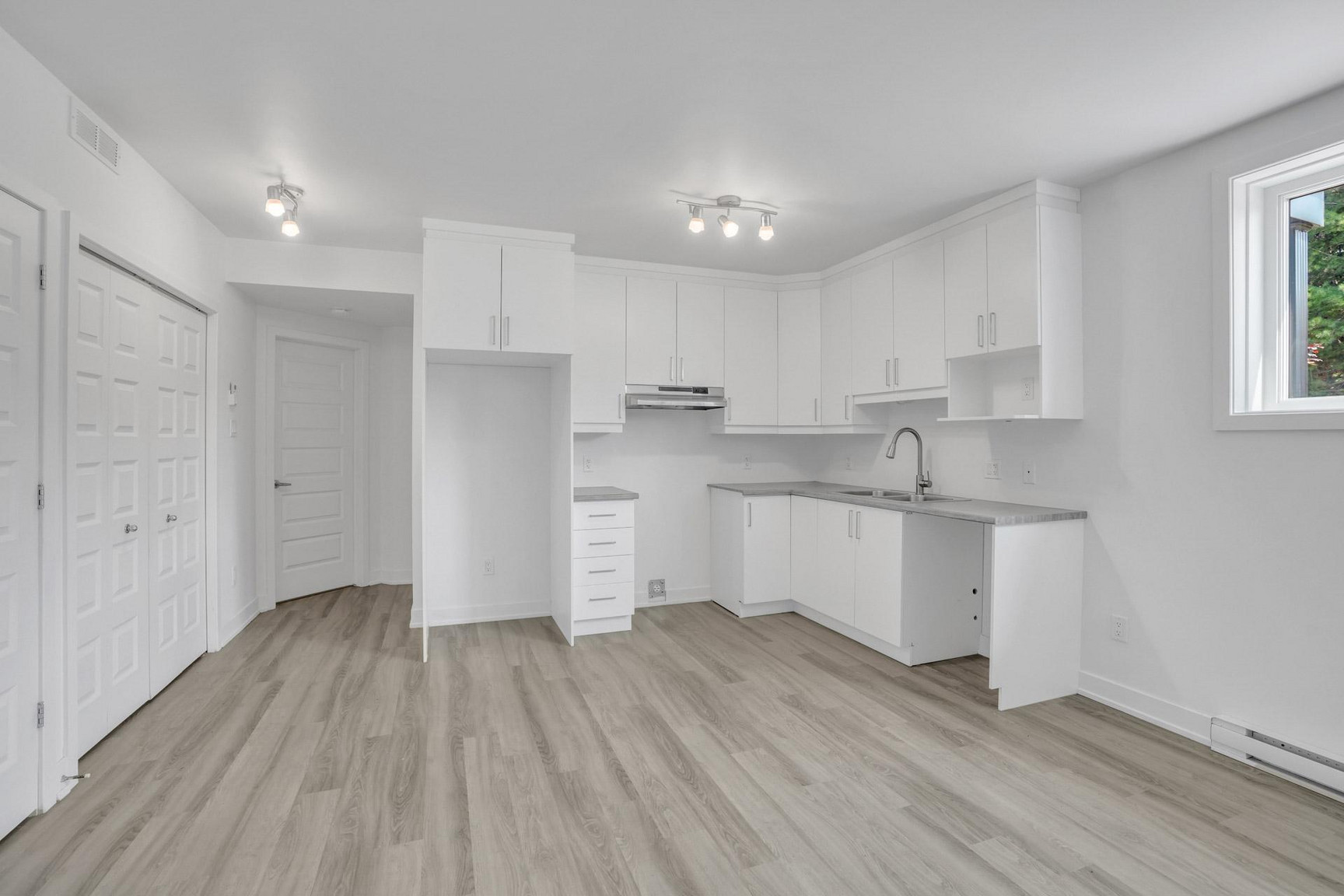 1533 Boulevard Saint-René Est — photo 2