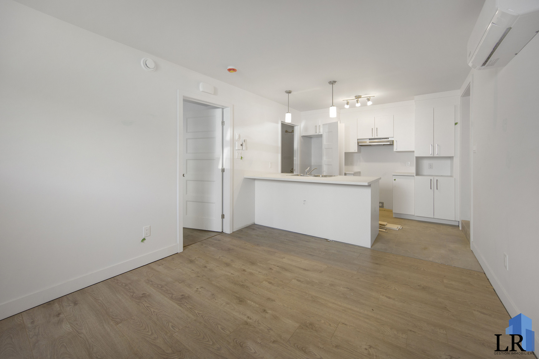 1219 Rue Notre Dame — photo 3