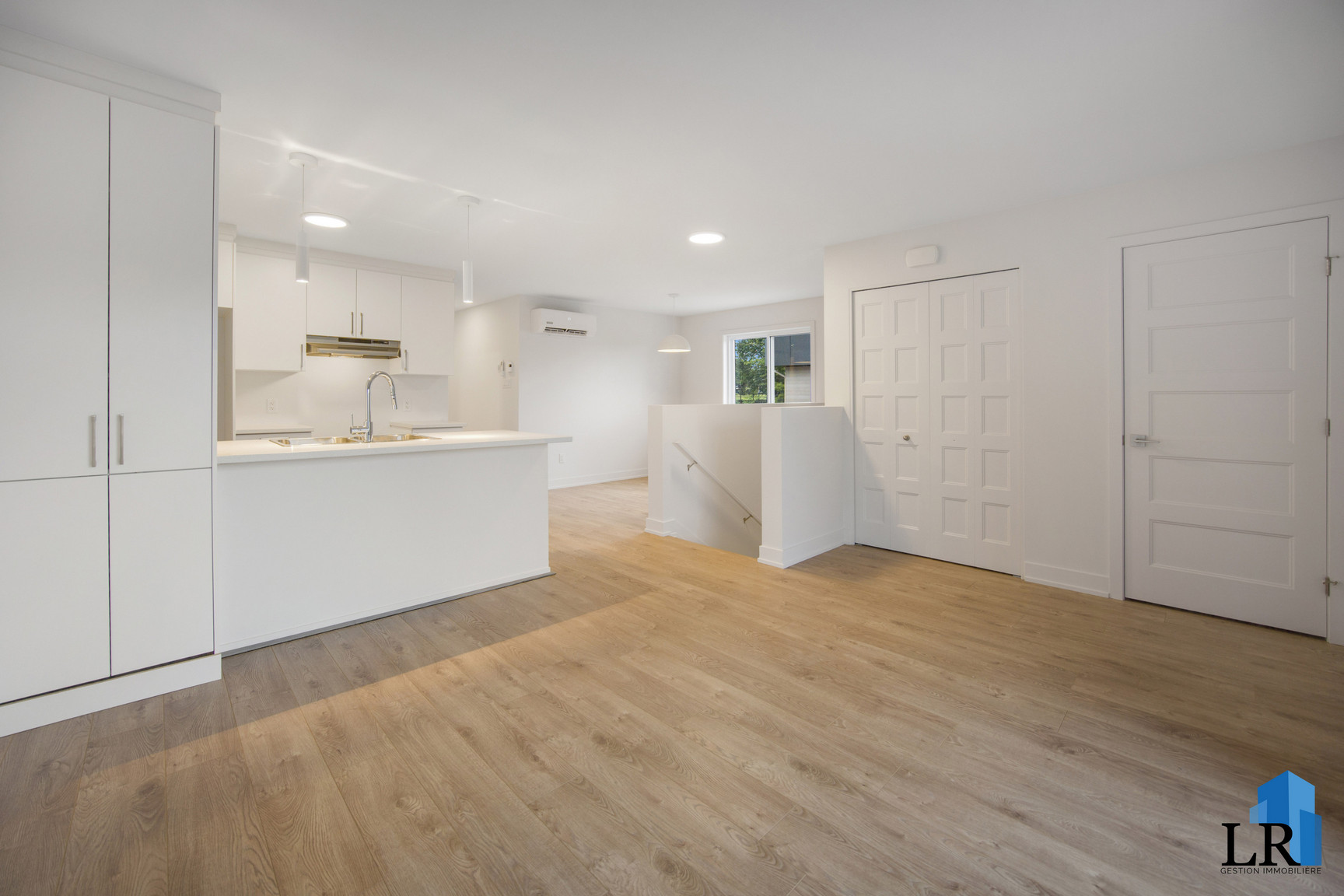 1219 Rue Notre Dame — photo 3