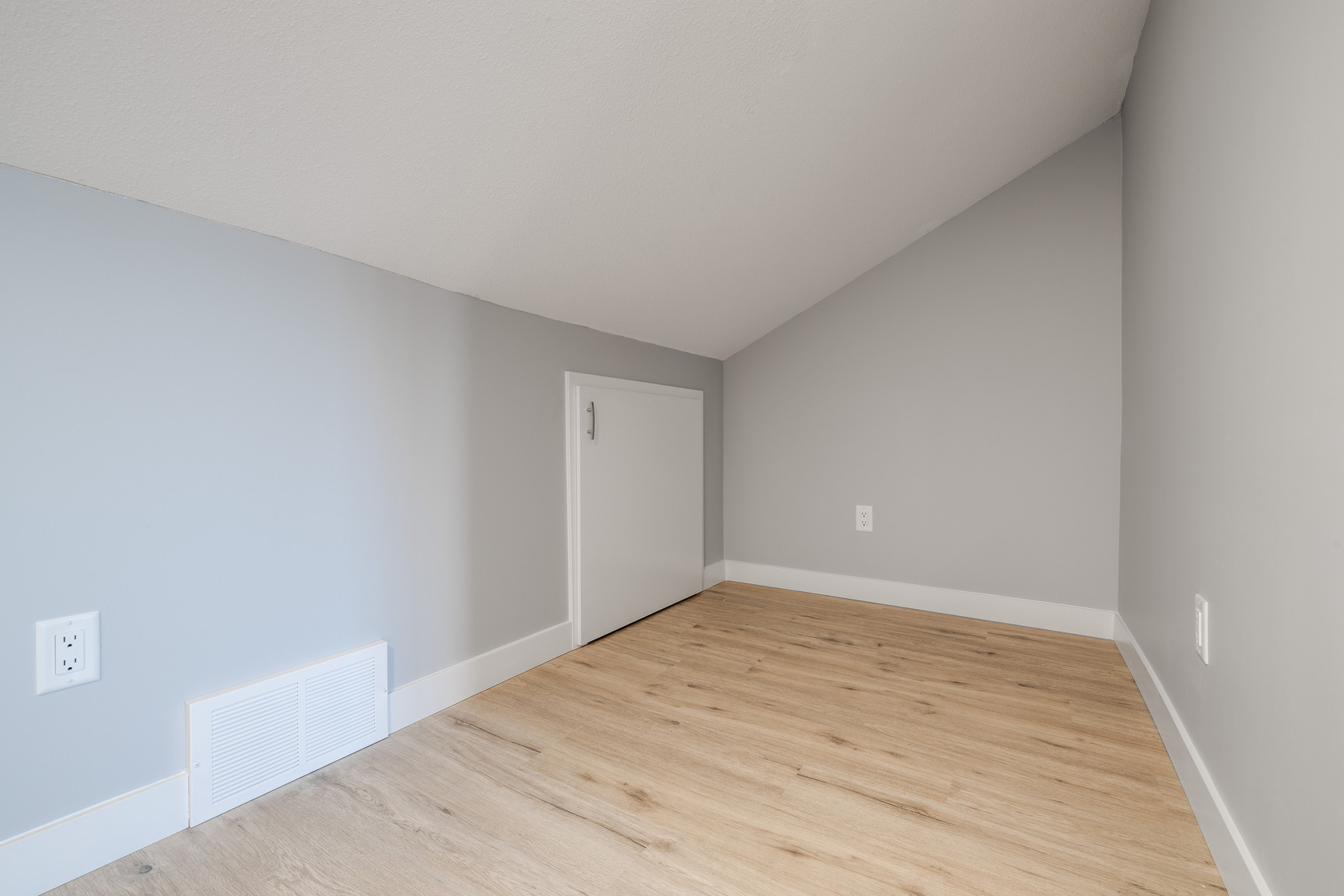 8750 83 Avenue Northwest - Photo 5