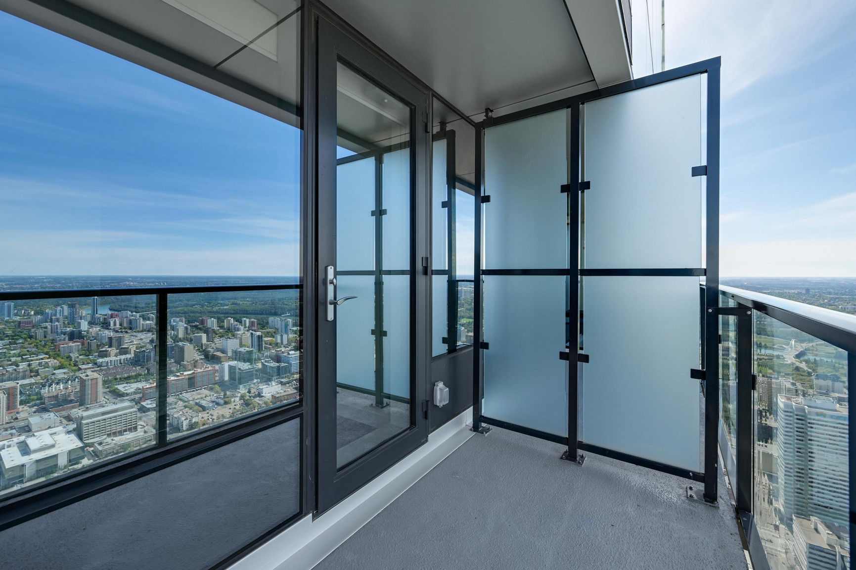 SKY Residences - Photo 25