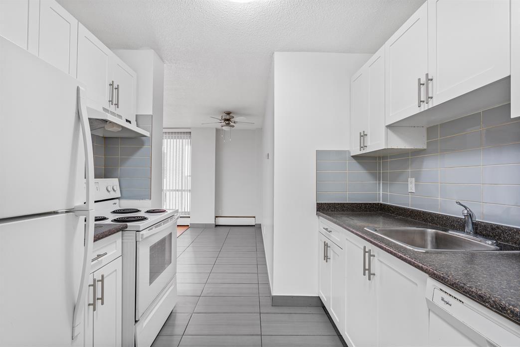 Park Royal Apartments - Photo 14