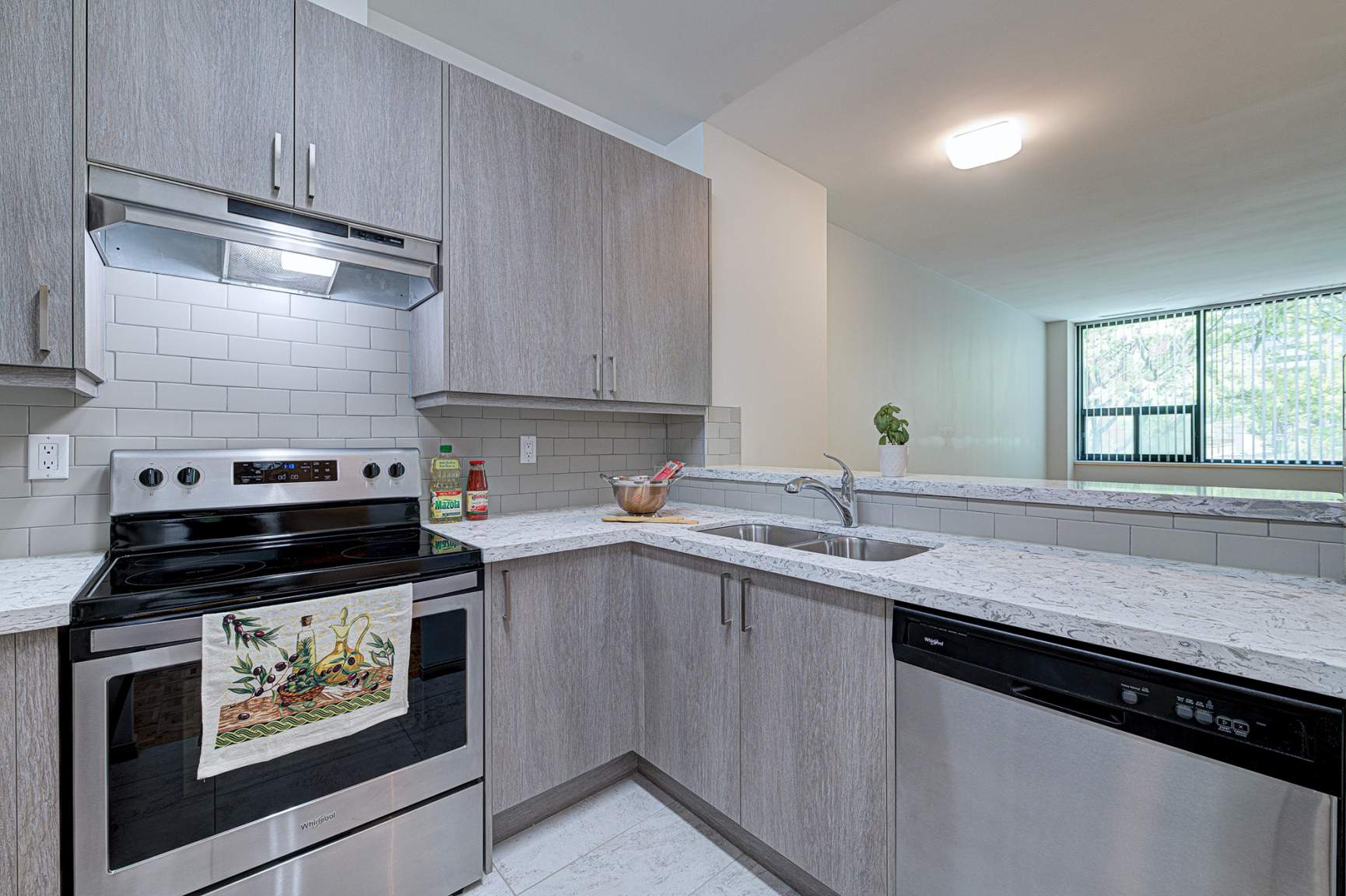 Holly Square Apartments - Photo 10