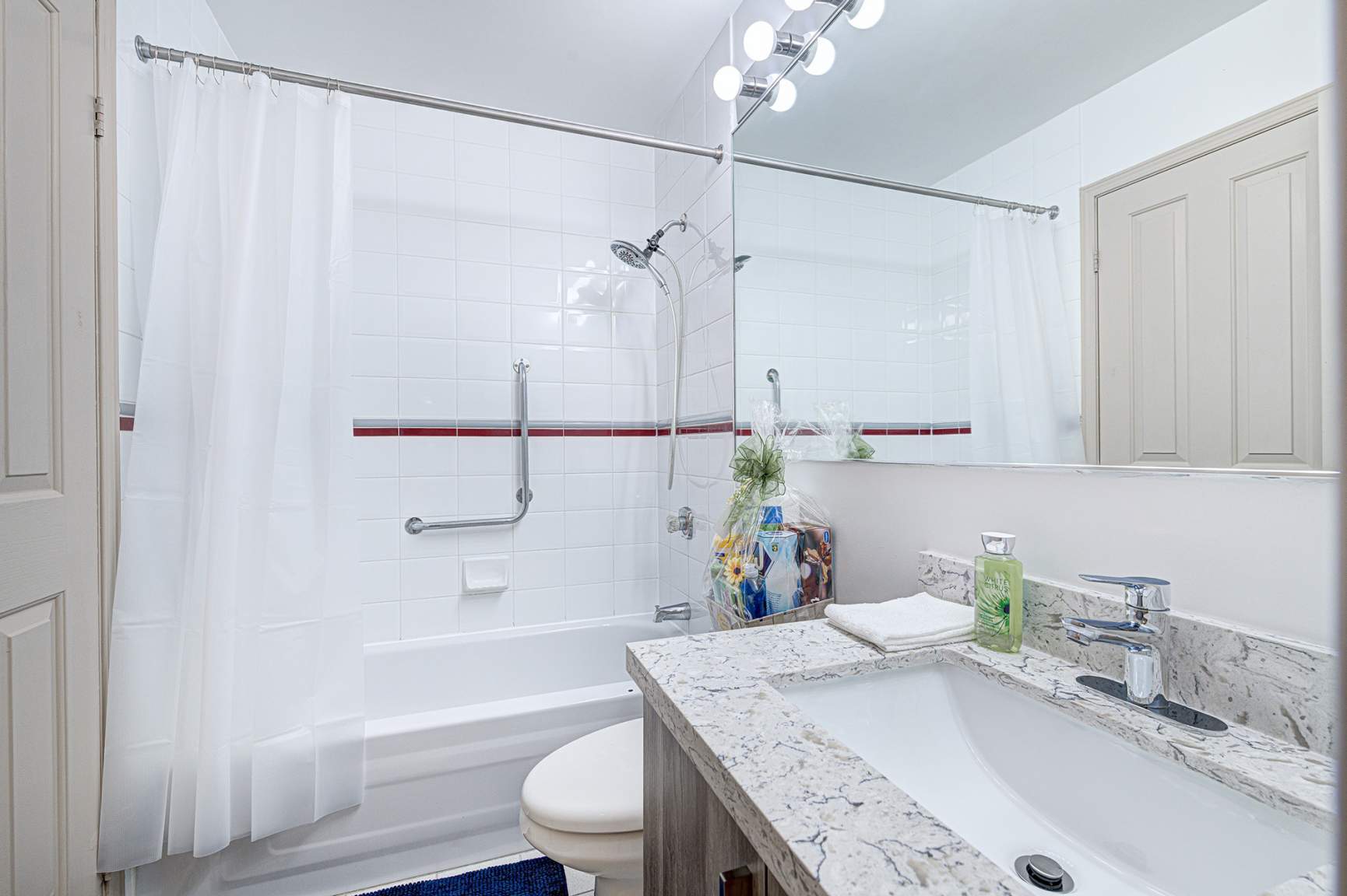 Holly Square Apartments - Photo 4