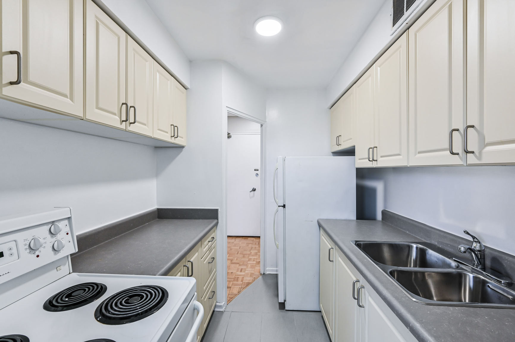 Davisville Tower - Photo 9