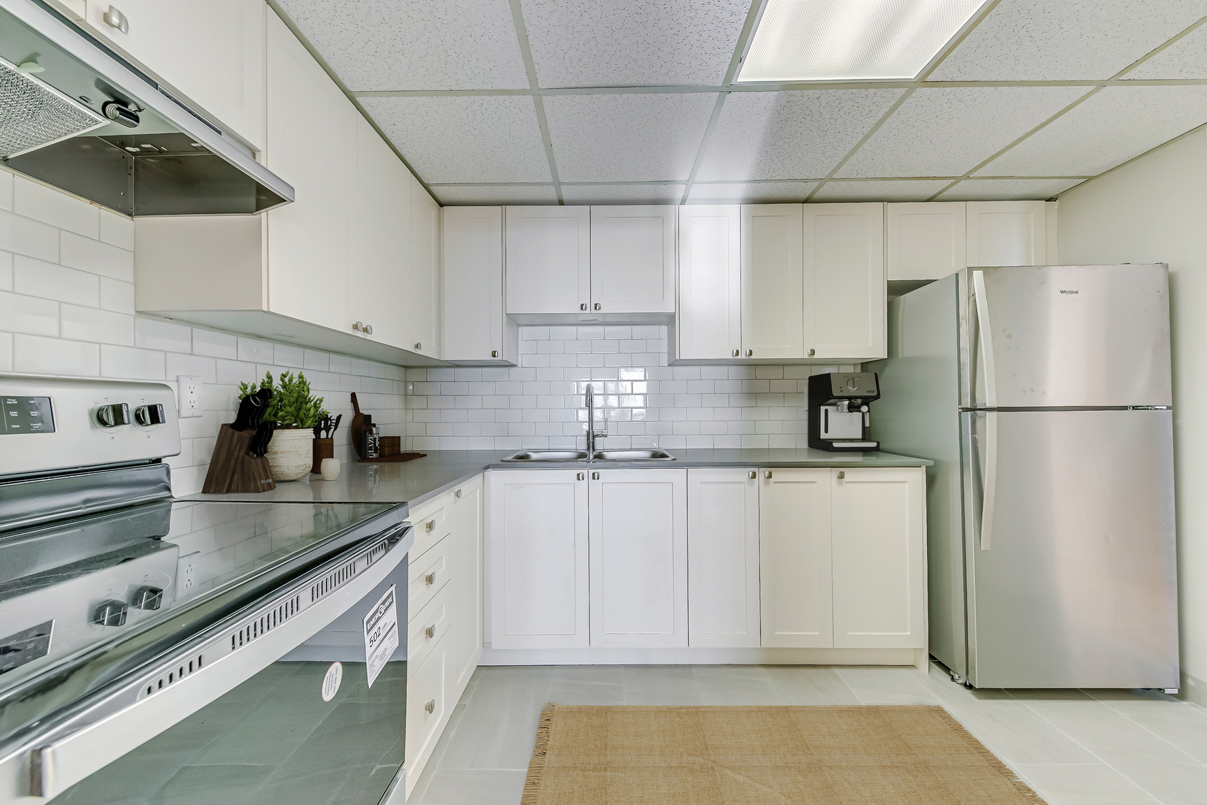 Premier Court Apartments - Photo 2