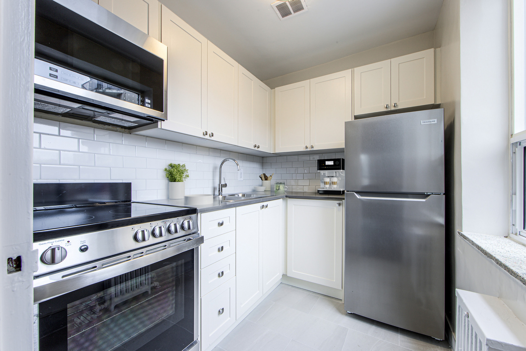 Upper Canada Apartments 165 - Photo 2