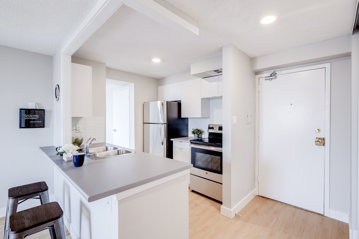 2285 The Collegeway - Photo 3