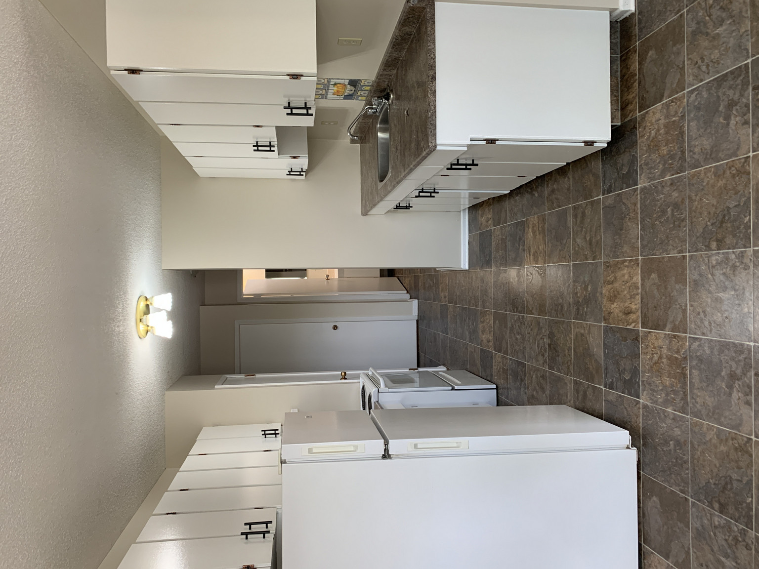 Birch Manor - 310 Clarence Avenue South - Photo 4