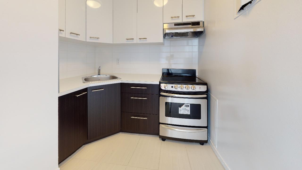 235 Sherbrooke - Photo 2