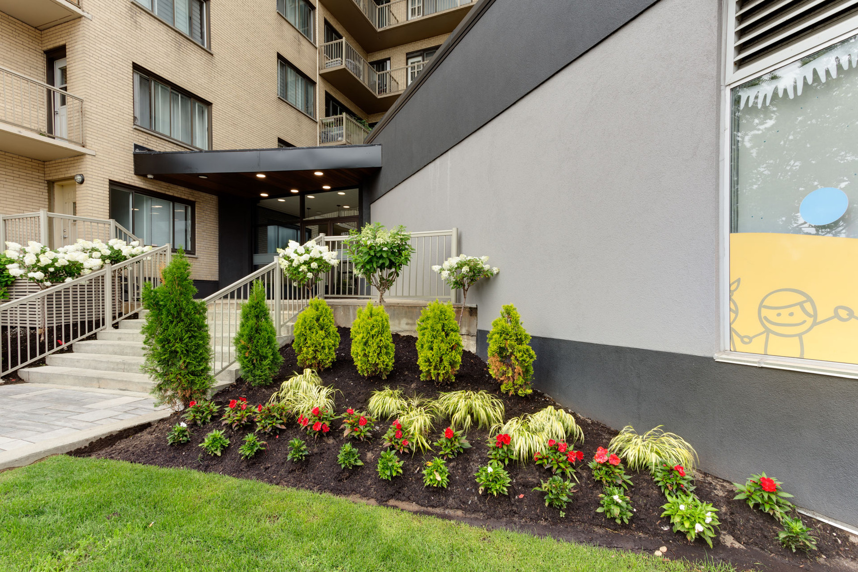 4875 Dufferin - Photo 2