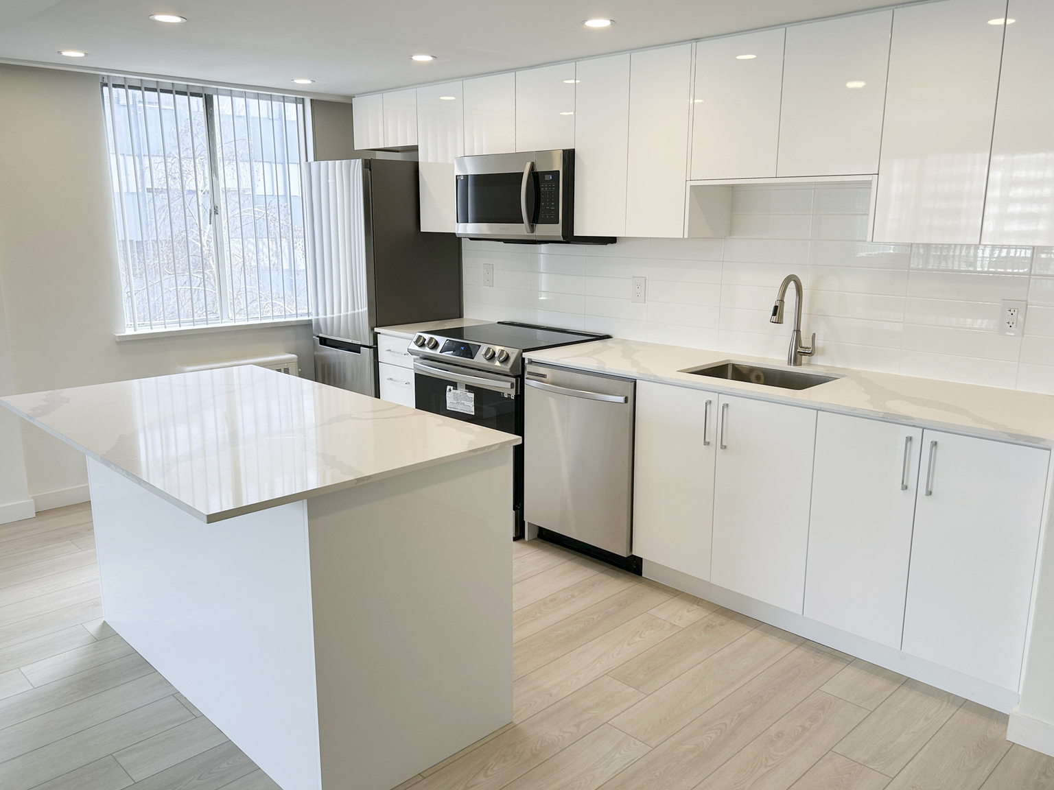 855 Jervis - Photo 2