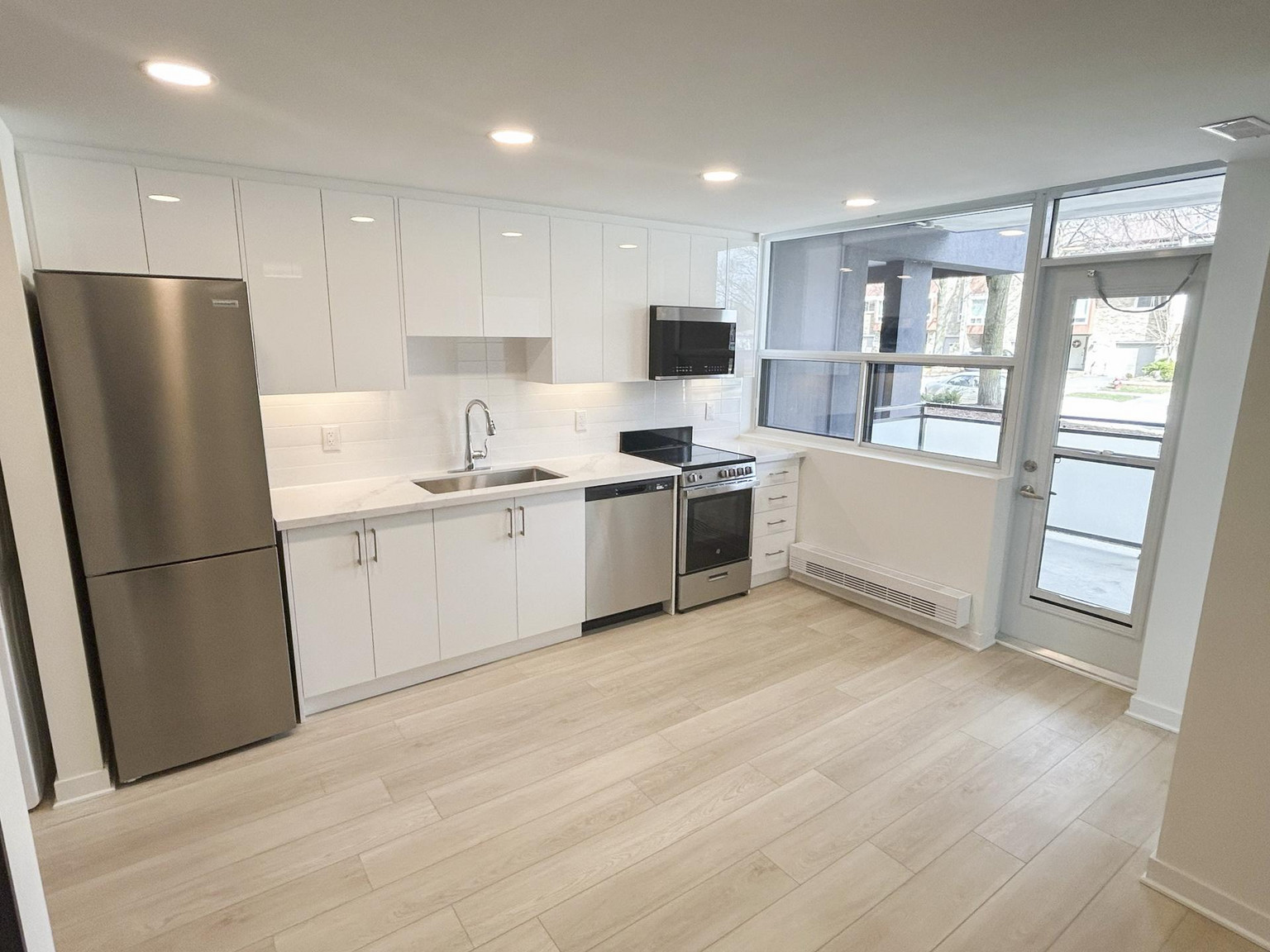 920 Inverhouse - Photo 2