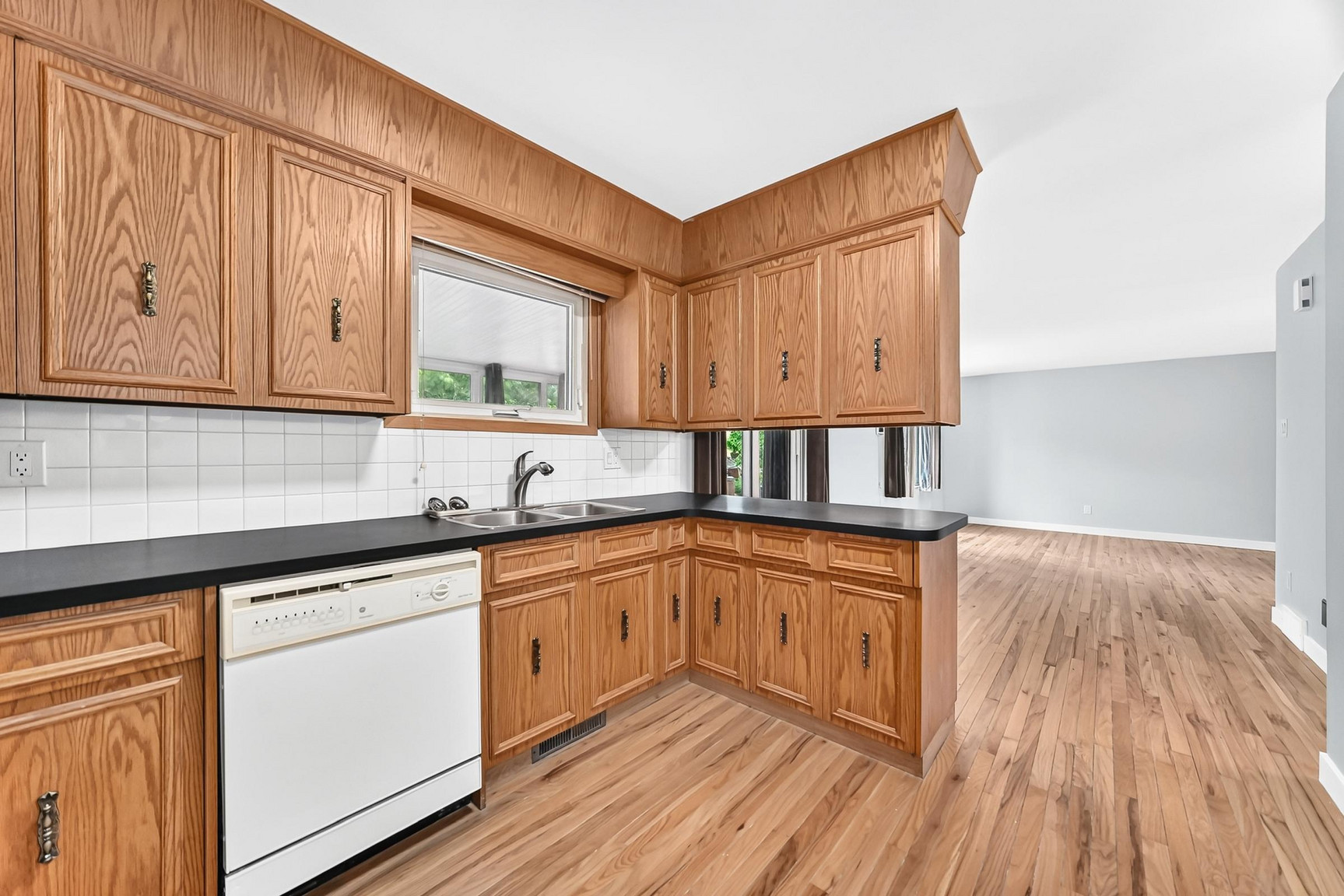 64 Riverton Avenue - 1 - Photo 2