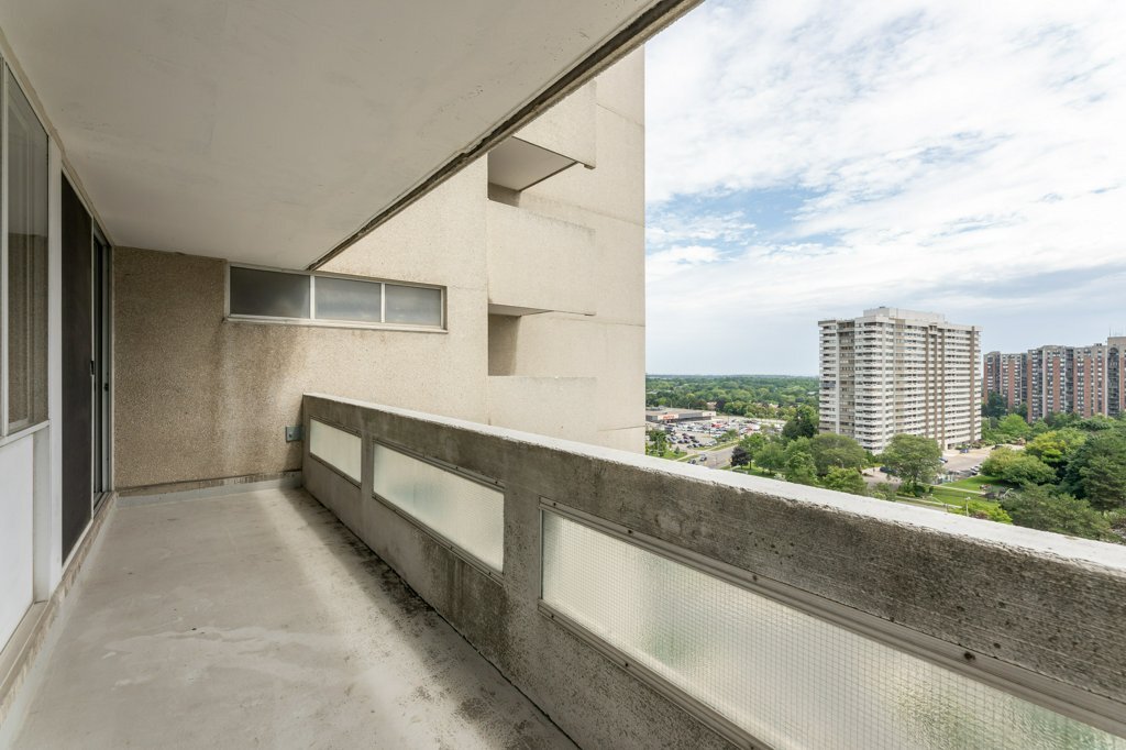 3575 Kaneff Crescent - Photo 35