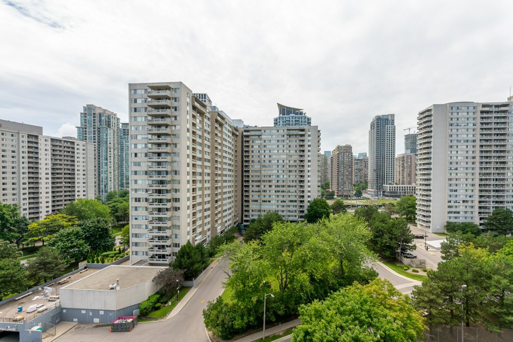 3575 Kaneff Crescent - Photo 38