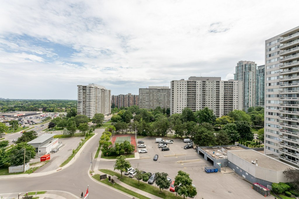 3575 Kaneff Crescent - Photo 41